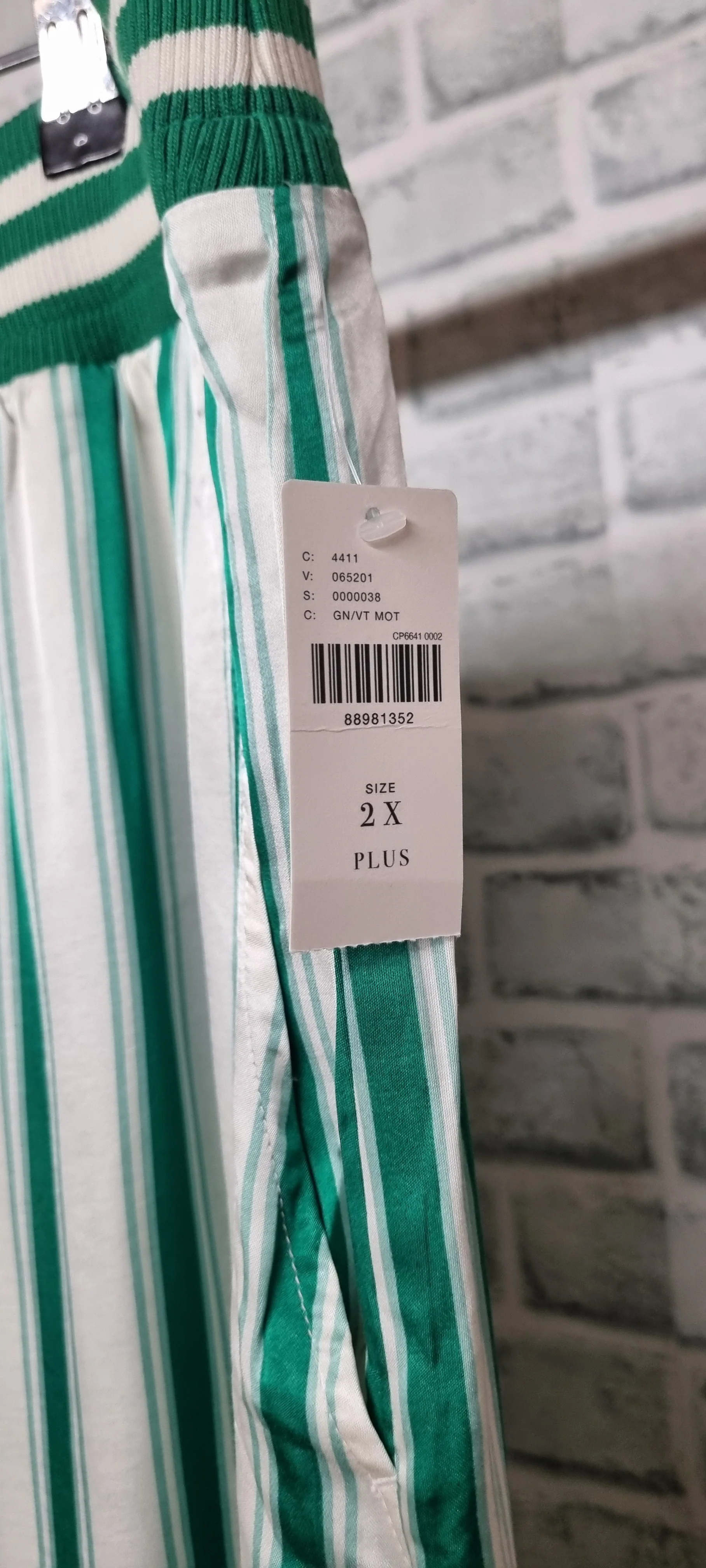 Anthropologie Plus Silk Style Viscose Green and White Stripe Shorts Size 2X BNWT - Image 3