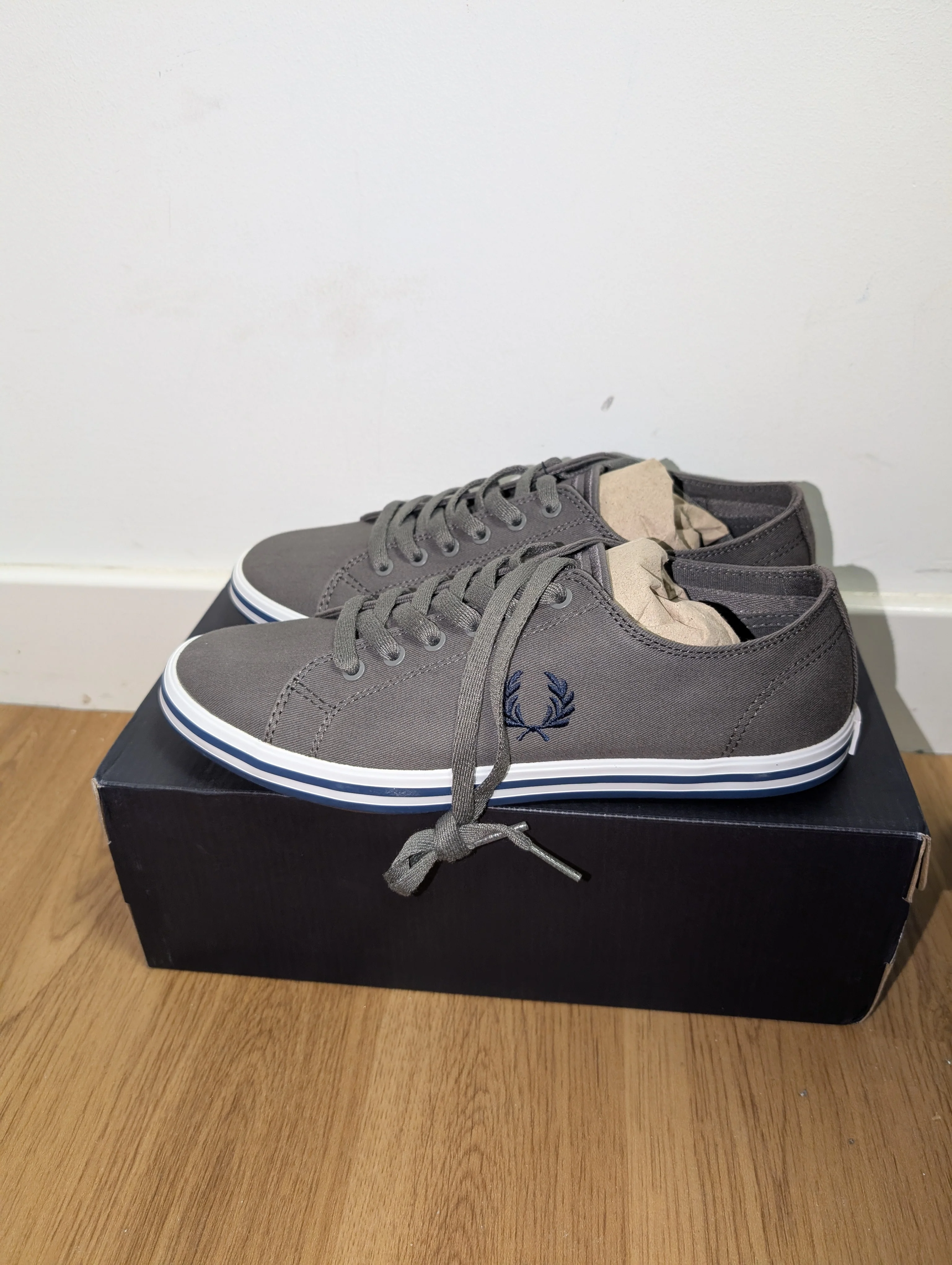 BNIB Fred Perry B7259 Kingston Twill I62/Castle Grey Trainers Size 6 - Image 2