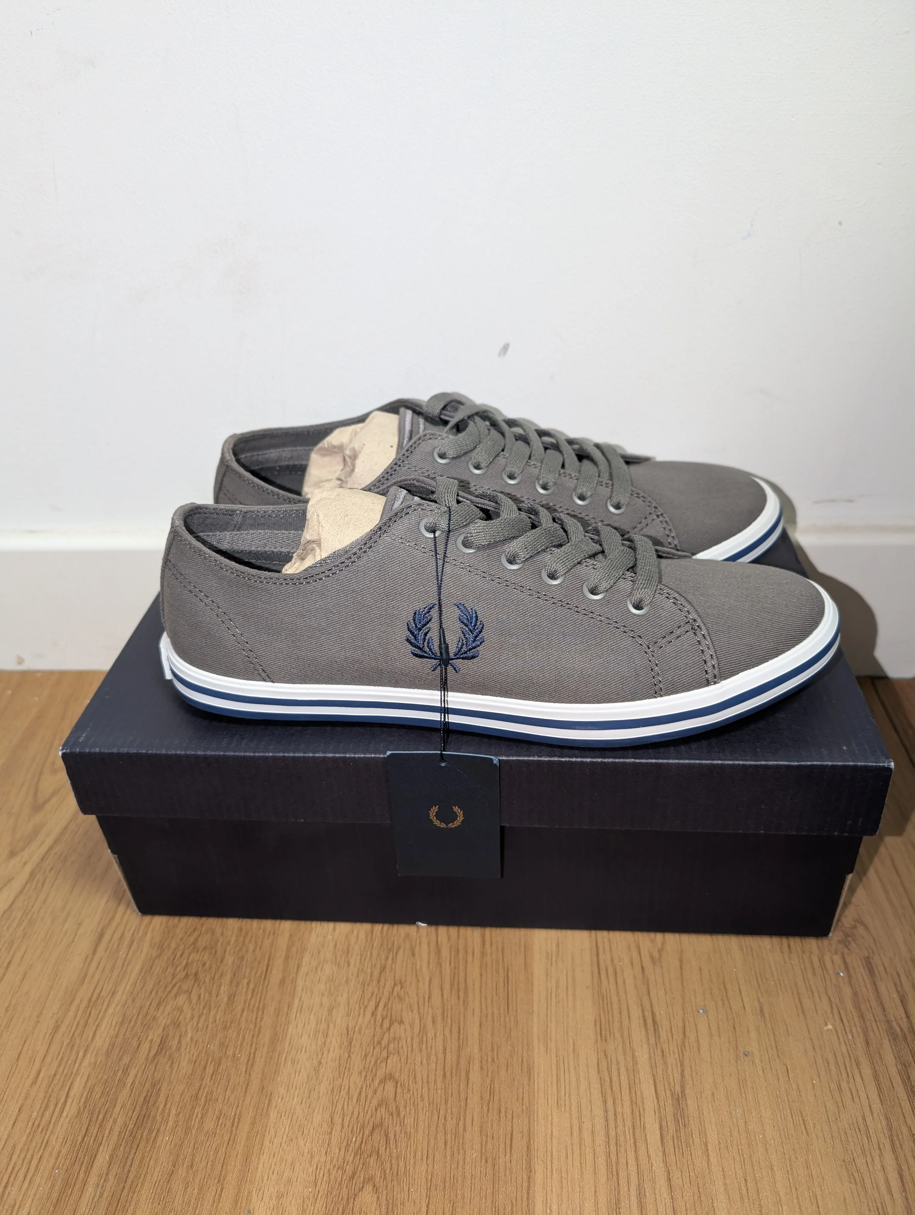 BNIB Fred Perry B7259 Kingston Twill I62/Castle Grey Trainers Size 6 - Image 4