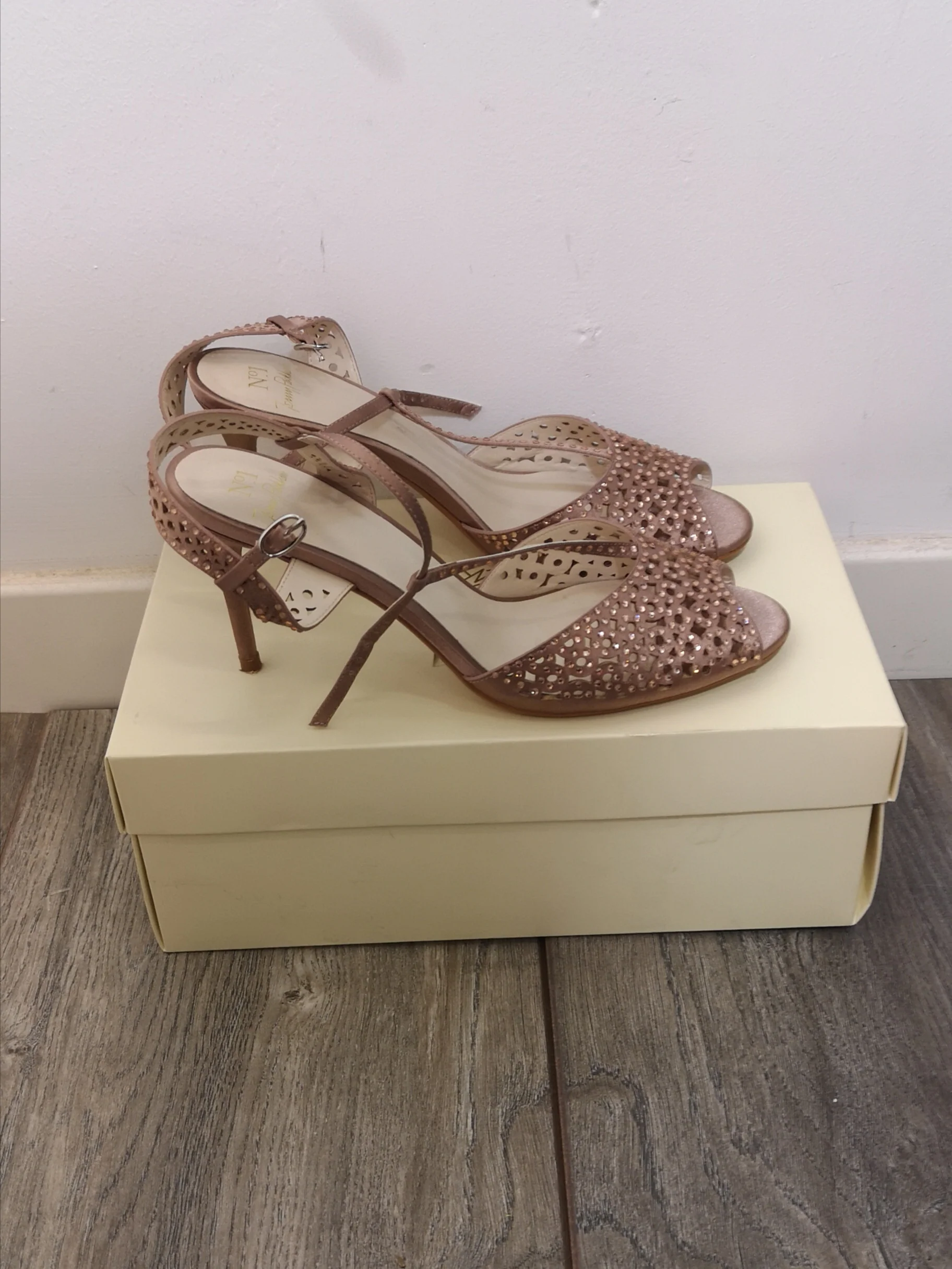 BNIB Jenny Packham Light Pink Bridal Sandals Size 7 - Image 4