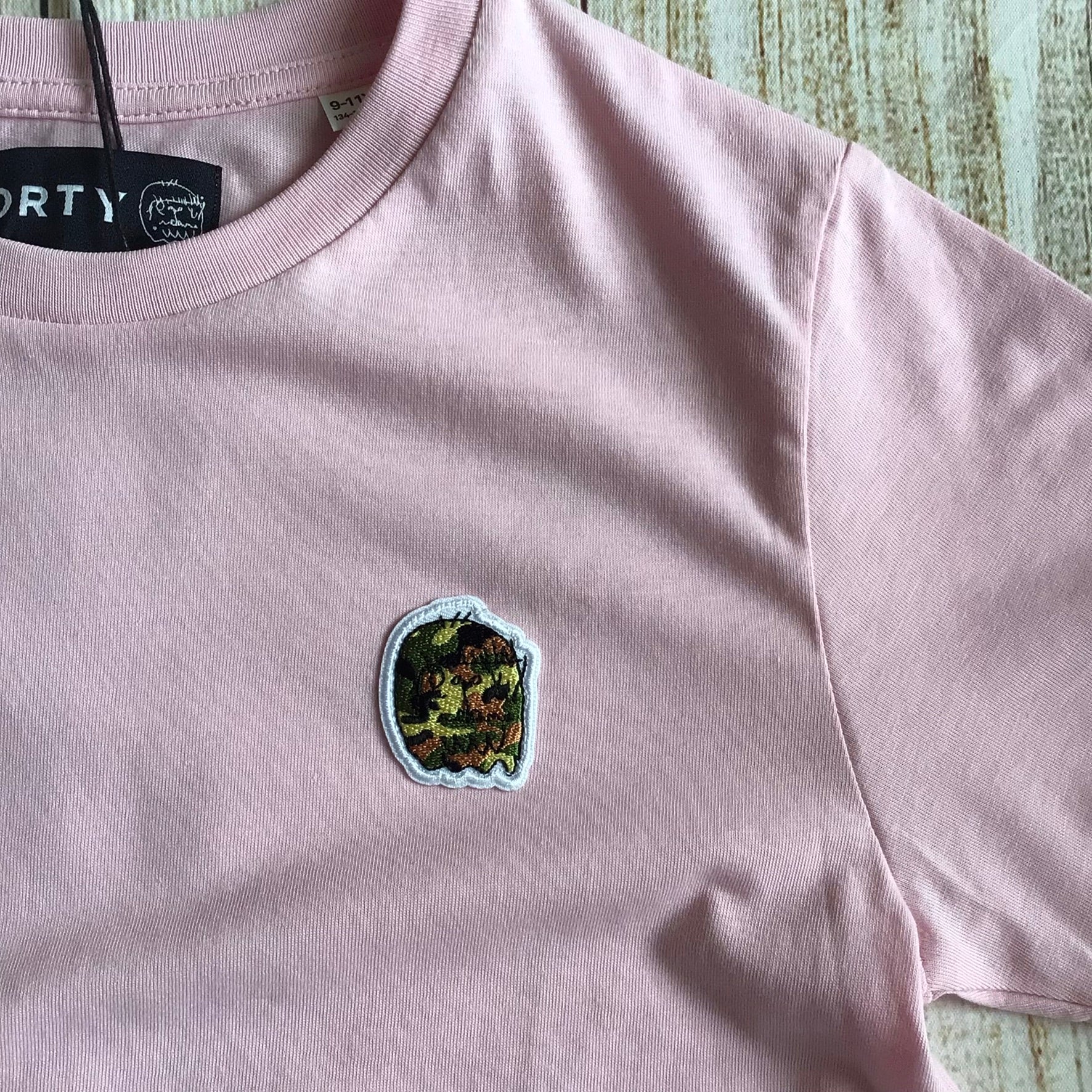 BNWT Forty Candy Pink 100% Cotton Youth Ben Camo T Shirt Size 9-11 Yrs - Image 3