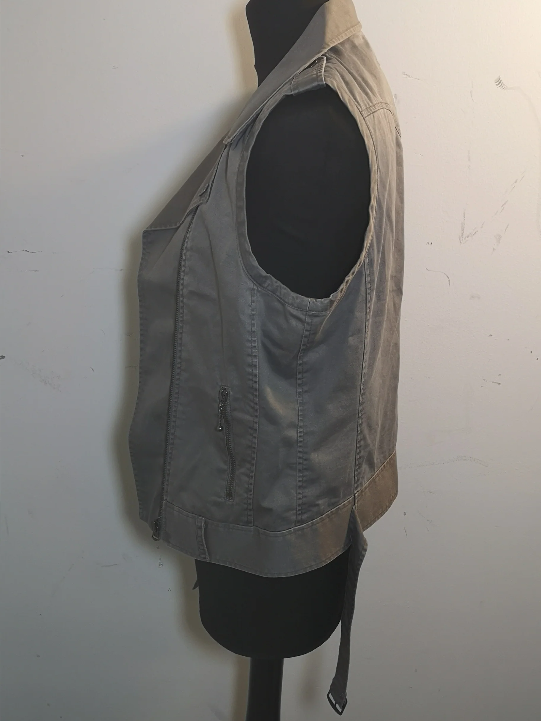 BNWT Levi's Grey Sleeveless Jacket Size S - Image 4
