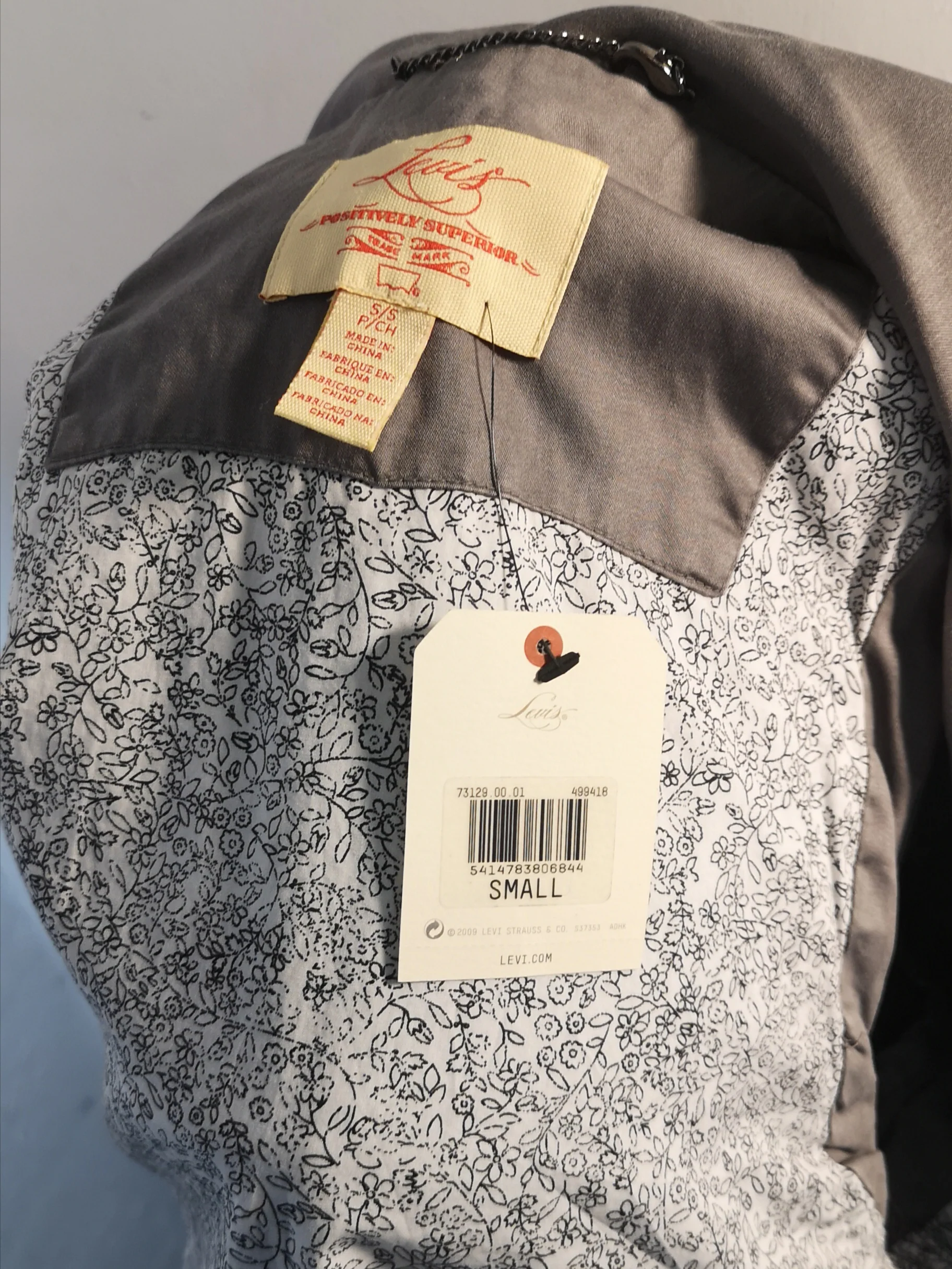 BNWT Levi's Grey Sleeveless Jacket Size S - Image 6