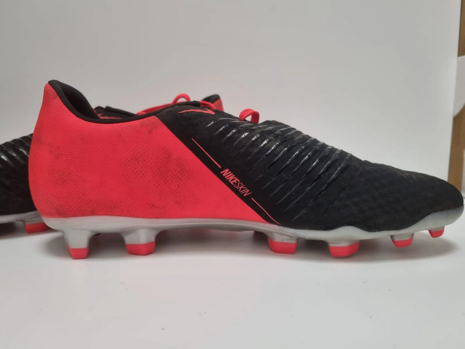 Nike Football Trainers Uk Size 8 Black/Red - Image 16