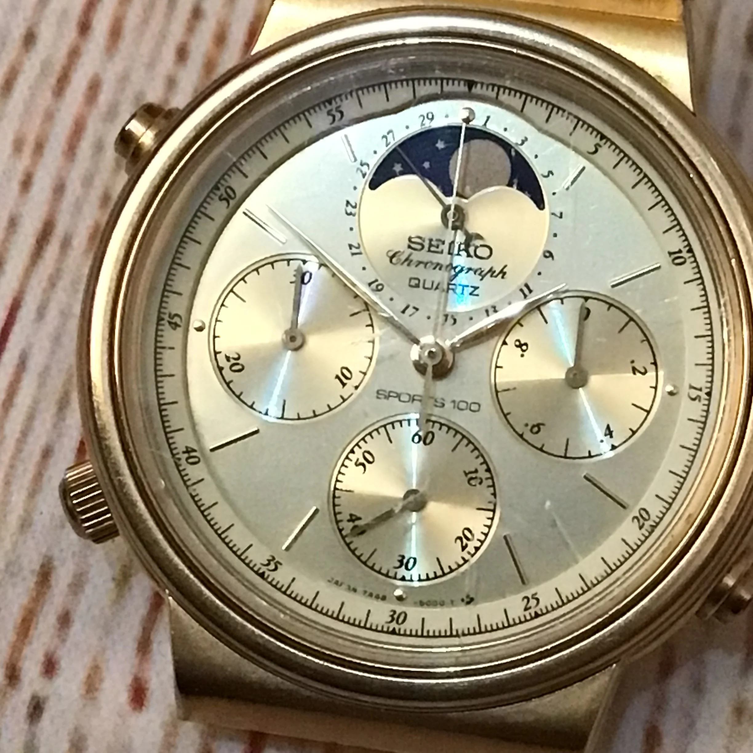 Seiko 7A48-5000 Quartz Chronograph Moon Phase Sports 100 Gold Tone Watch (untested) - Image 3