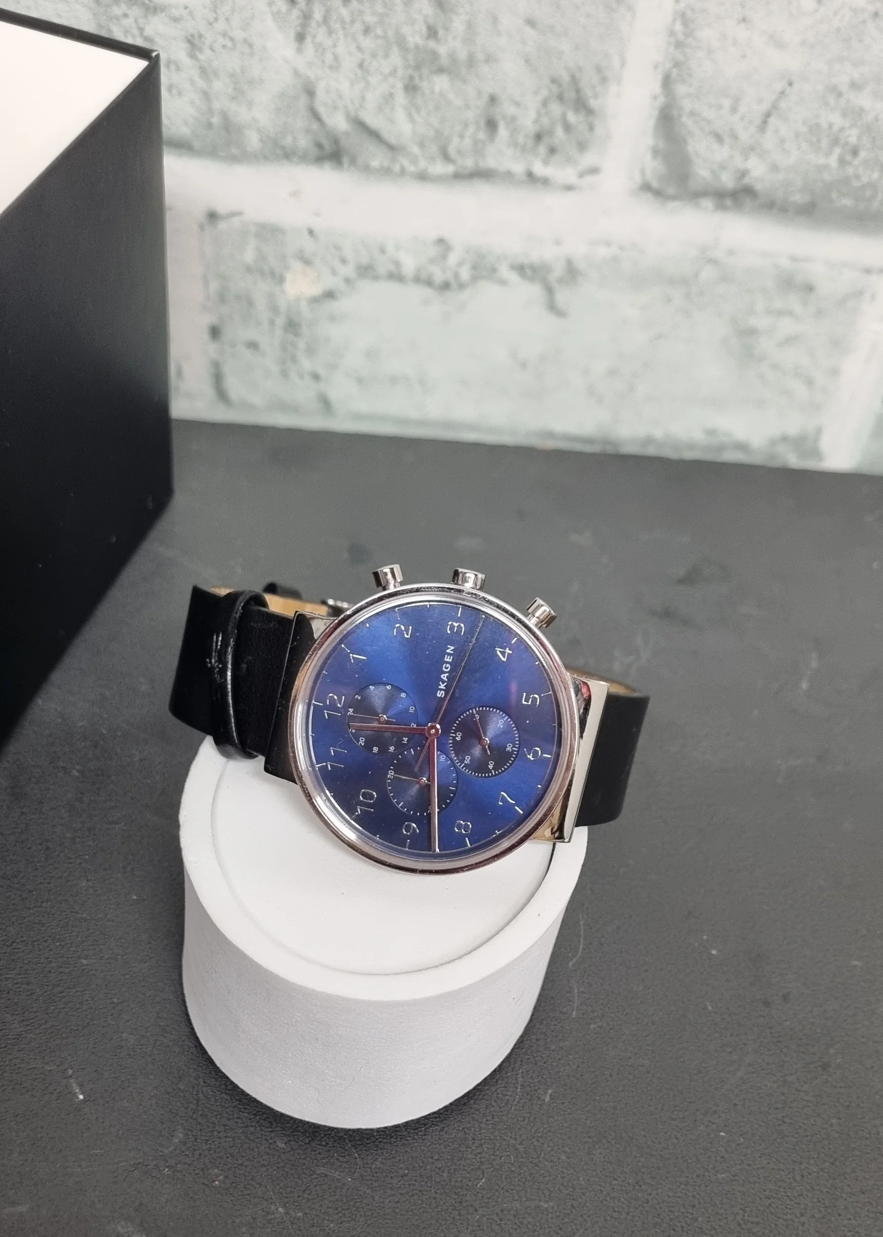 Skagen Blue and Silver Dial Black Leather Strap Watch - Image 4