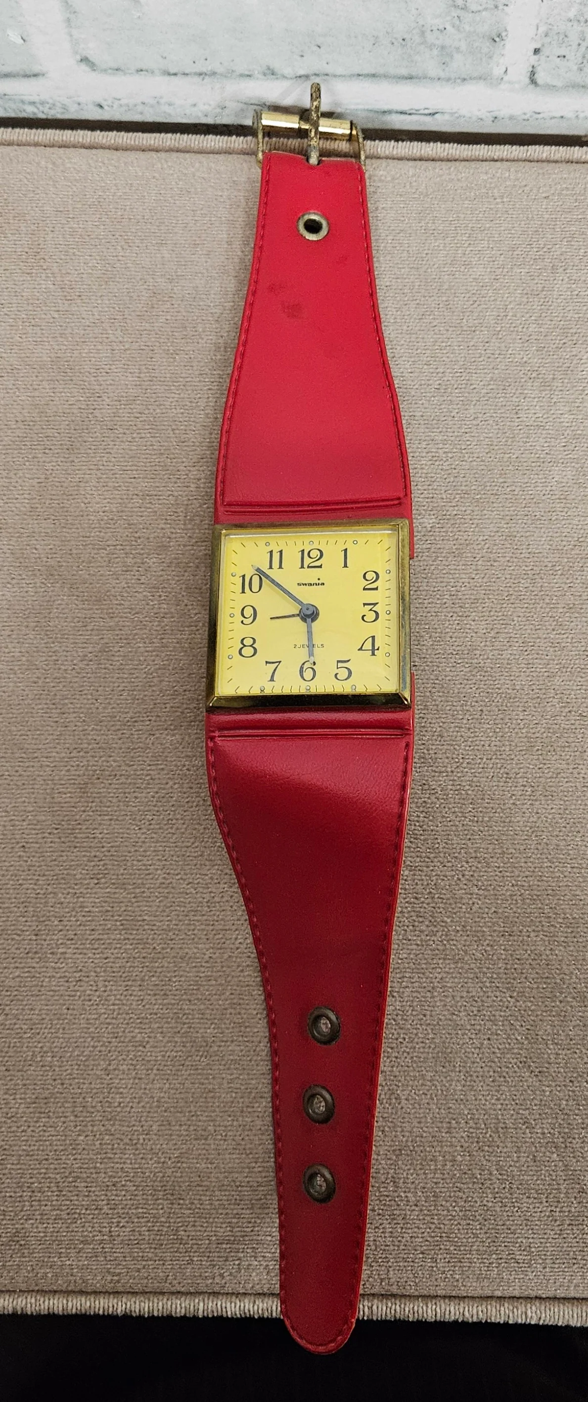 Swania 2 Jewels Red Strap Vintage Travel Wind-Up Clock - Image 2