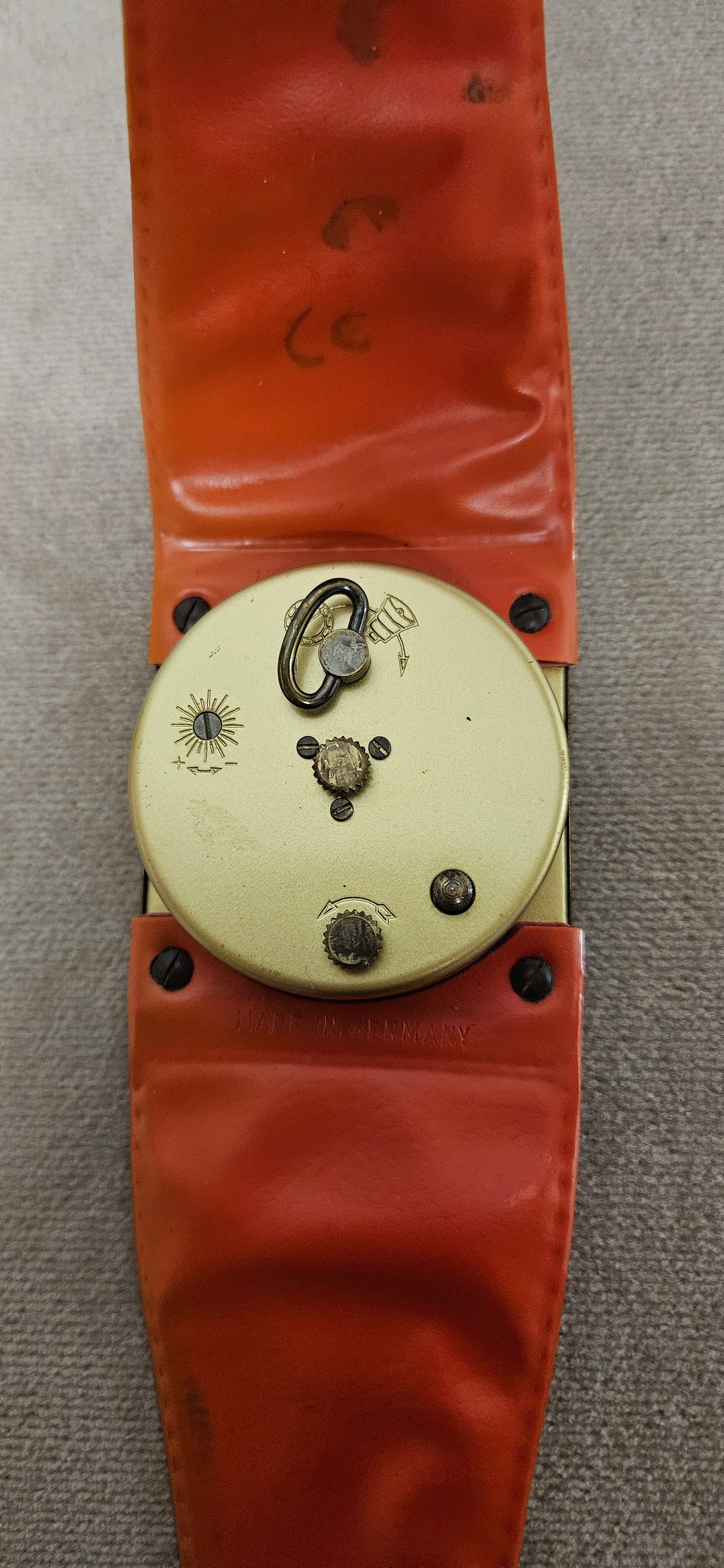 Swania 2 Jewels Red Strap Vintage Travel Wind-Up Clock - Image 4