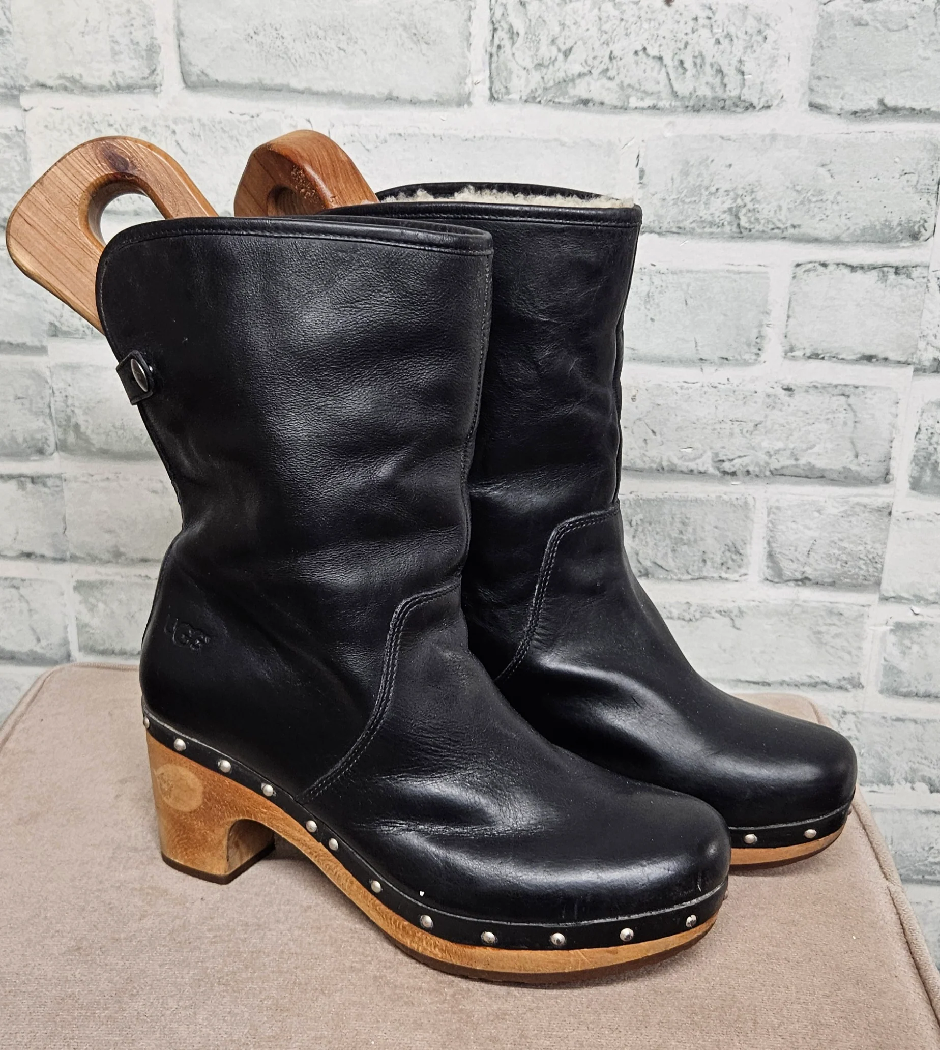UGG Australia Black Leather Fold-Over Lynnea Clog Boots Size 5.5