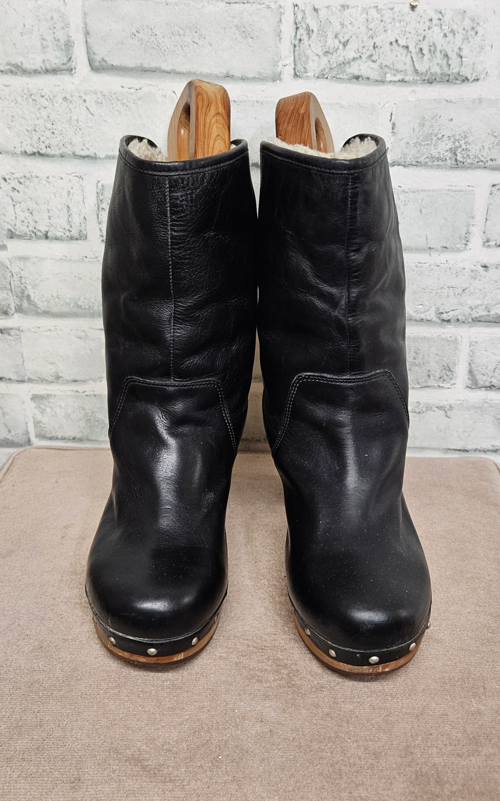 UGG Australia Black Leather Fold-Over Lynnea Clog Boots Size 5.5 - Image 3