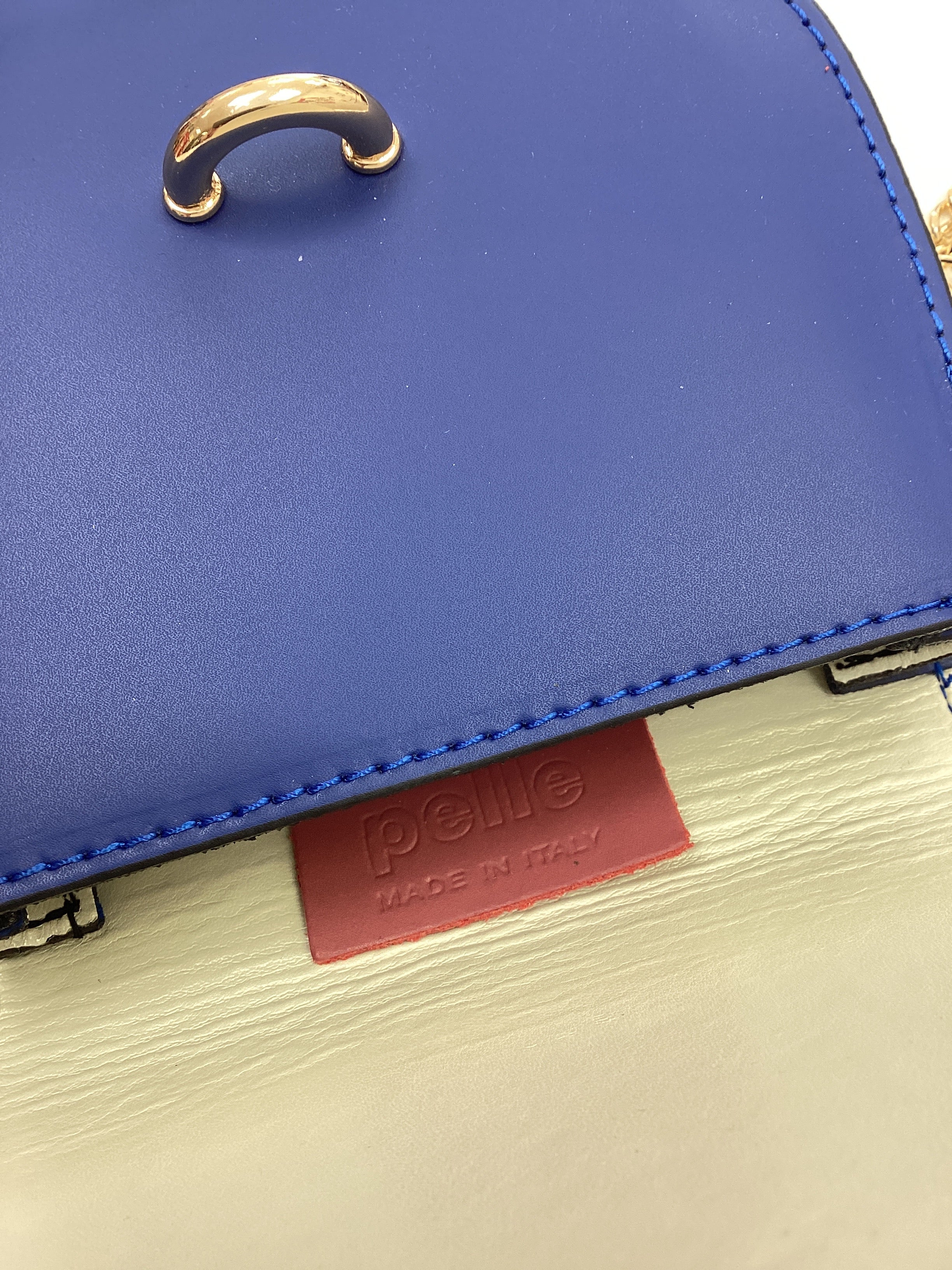 Vera Pelle Italian Leather small ladies Handbag royal blue with gold trim - Image 4
