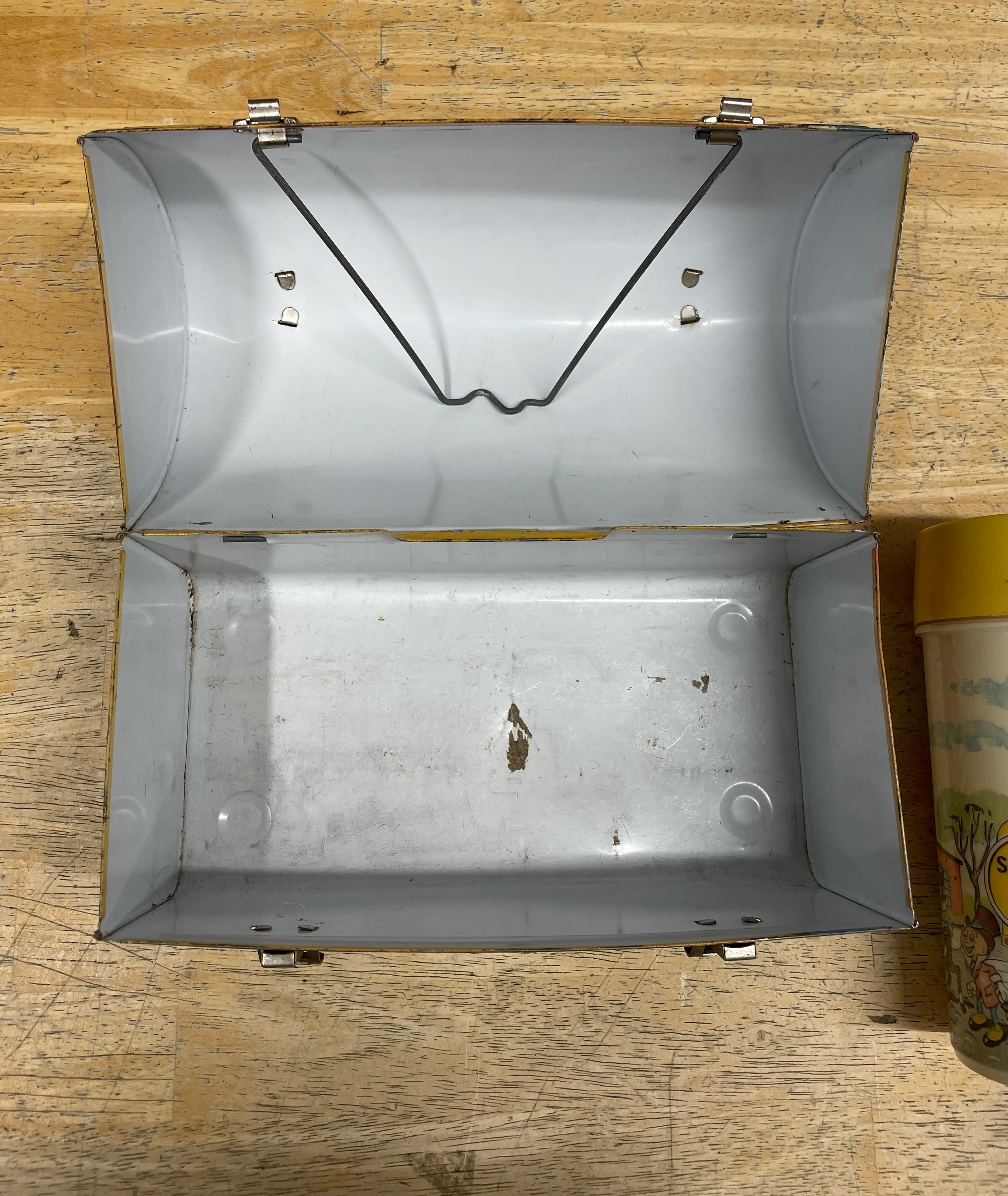 Vintage Walt Disney School Bus Metal Lunchbox with Plastic Aladdin Flask - Image 8